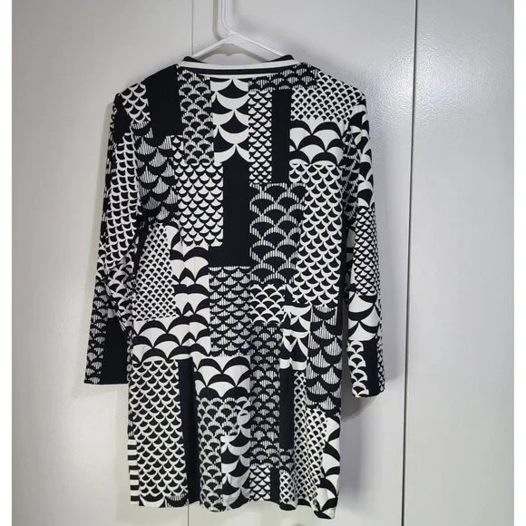 J. McLaughlin Womens SZ M Catalina Cloth Geometric Print Black White Tunic Top - Picture 2 of 9